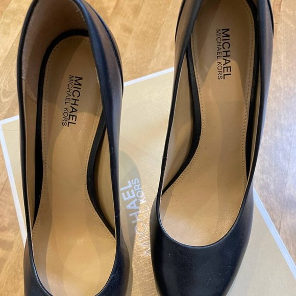 Michael Kors - Black Heels Size 8 - Picture 2 of 4